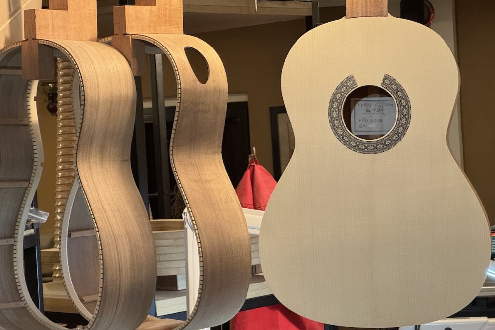 Nedokončené klasické a flamenco gitary v dielni